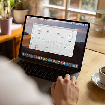 九游app下载中心-特色极限攀爬——高空钢索挑战活动火热进行，高空攀岩绳索上升工具用法