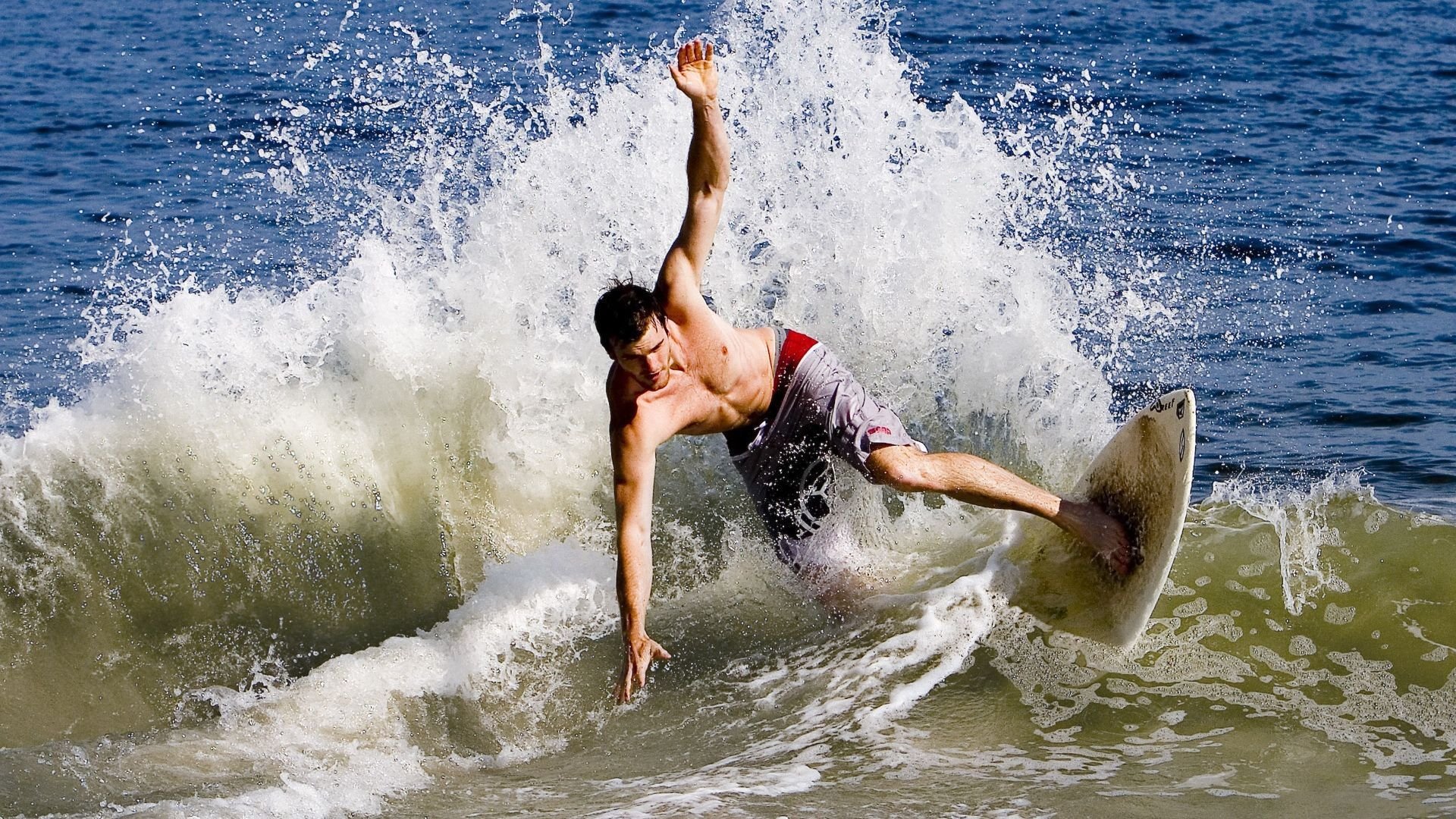 乌拉圭中锋梅开二度，带领球队取胜，乌拉圭中场厉害的球员