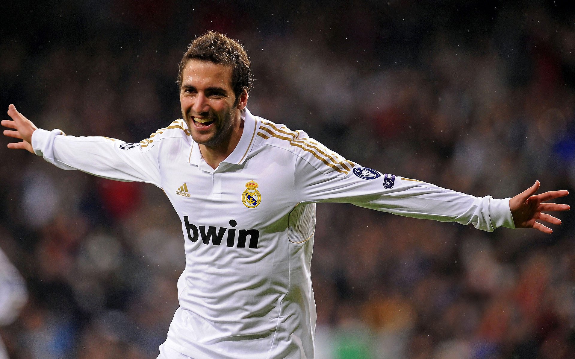 热刺主帅孔蒂致力于提升球队表现，孔蒂踢球